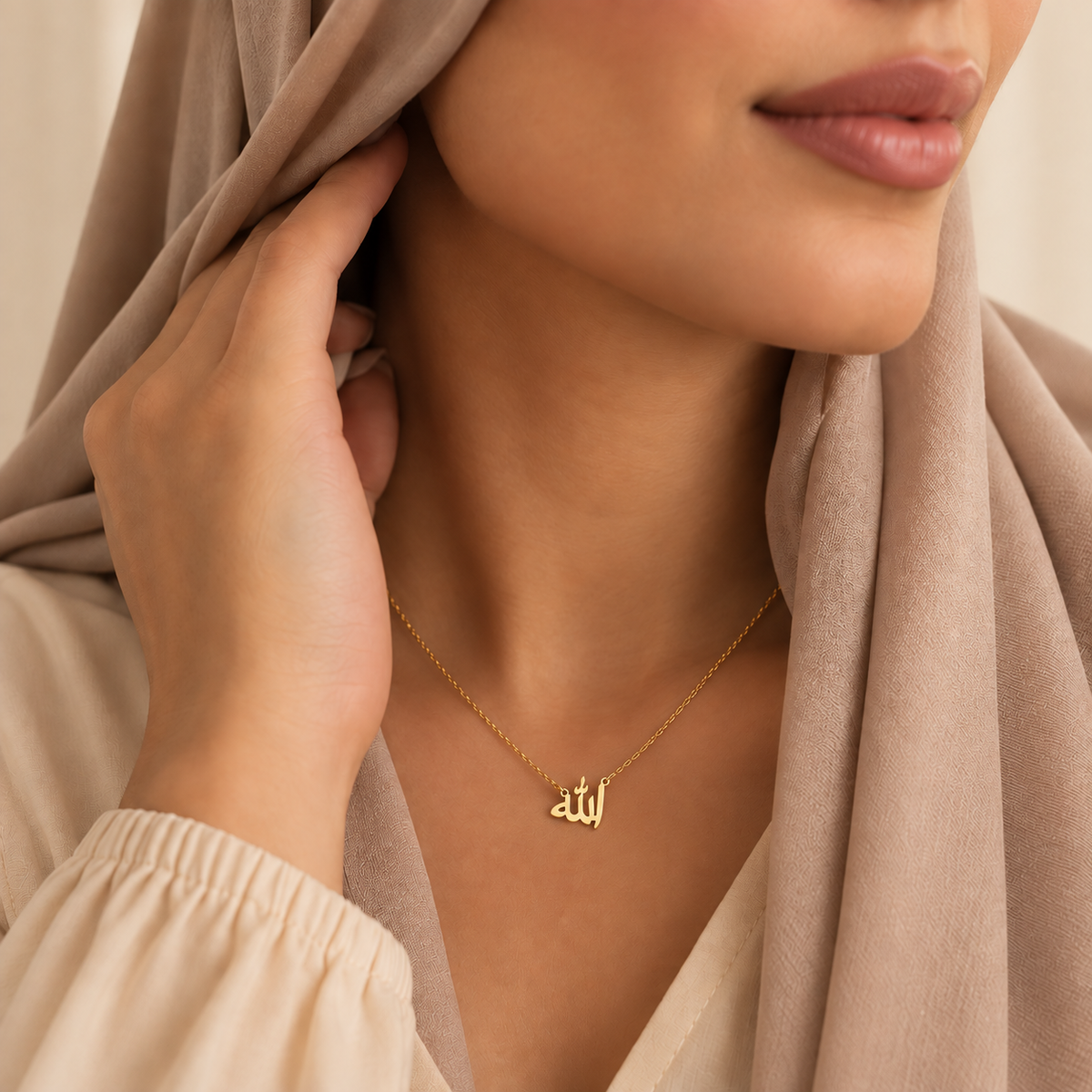 Collier Allah doré porté par une femme voilée