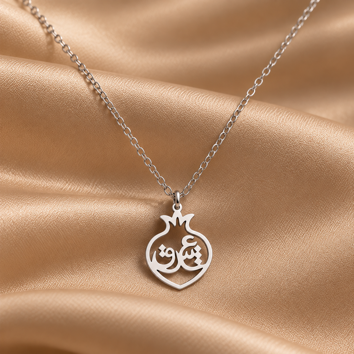 Collier Grenade Eshgh porté, détail du pendentif