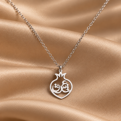 Collier Grenade Eshgh porté, détail du pendentif