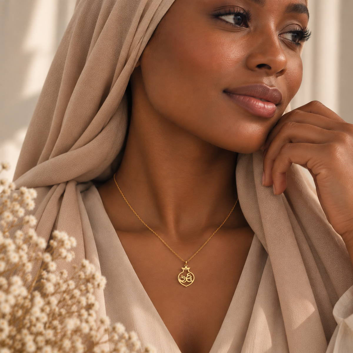 Collier Grenade Eshgh argenté sur fond beige